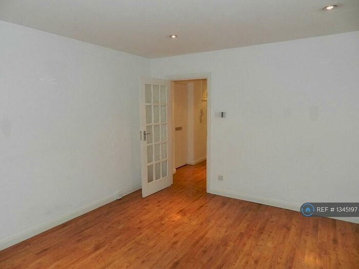 1 Bedroom Flat To Rent In Wick House, Hampton Wick, Kingston Upon Thames, KT1