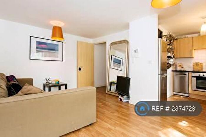 1 Bedroom Flat To Rent In Oakleigh Court, London, N1