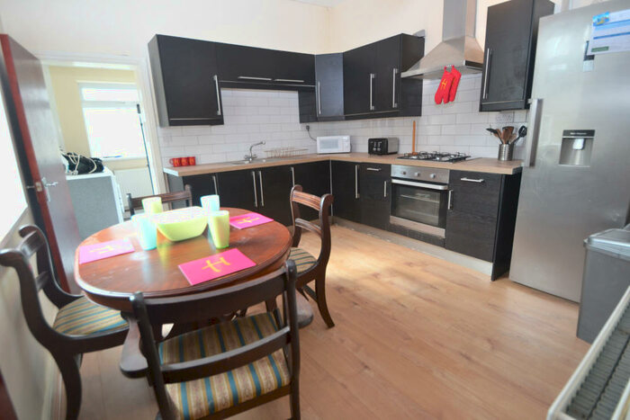 5 Bedroom Detached House To Rent In Lenton Boulevard, Lenton, Nottingham, NG7