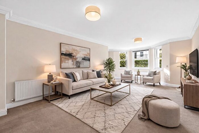 2 Bedroom Flat For Sale In Ravens Close, Surbiton, KT6