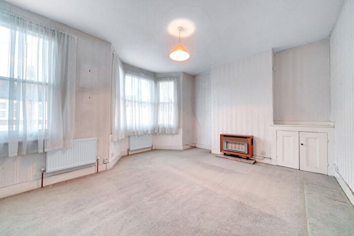 1 Bedroom Flat For Sale In A Eastbury Grove, London, W4