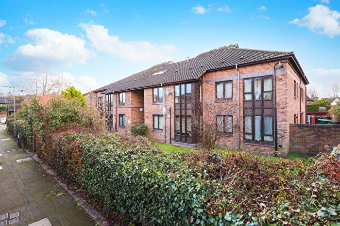 1 Bedroom Apartment For Sale In Gateway, Weybridge, Surrey, KT13