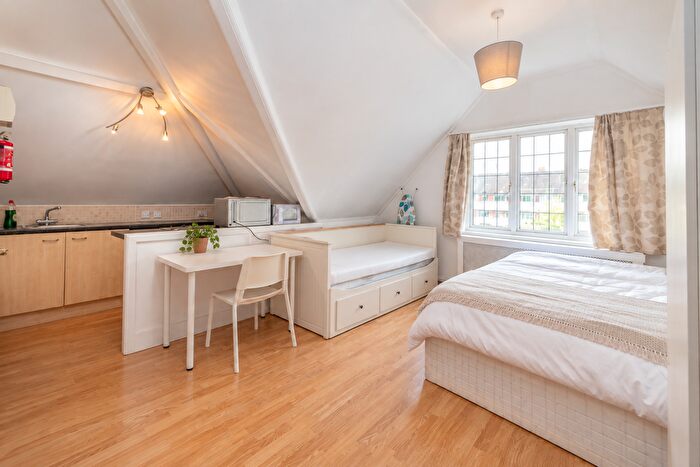 Studio To Rent In Great North Road, London, N6