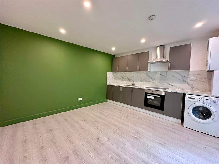 3 Bedroom Flat To Rent In Barnsdale Road, London, W9