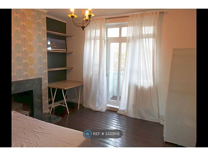 2 Bedroom Flat To Rent In Belvedere Court, London, SW4