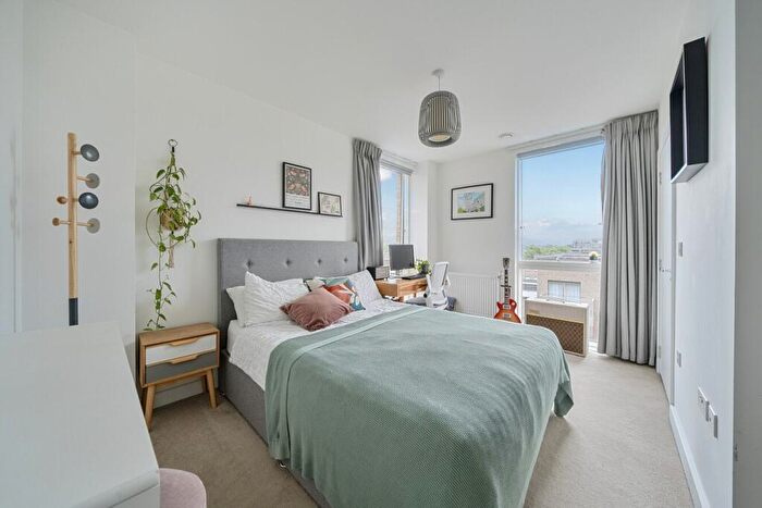 2 Bedroom Flat For Sale In Adenmore Road, London, SE6