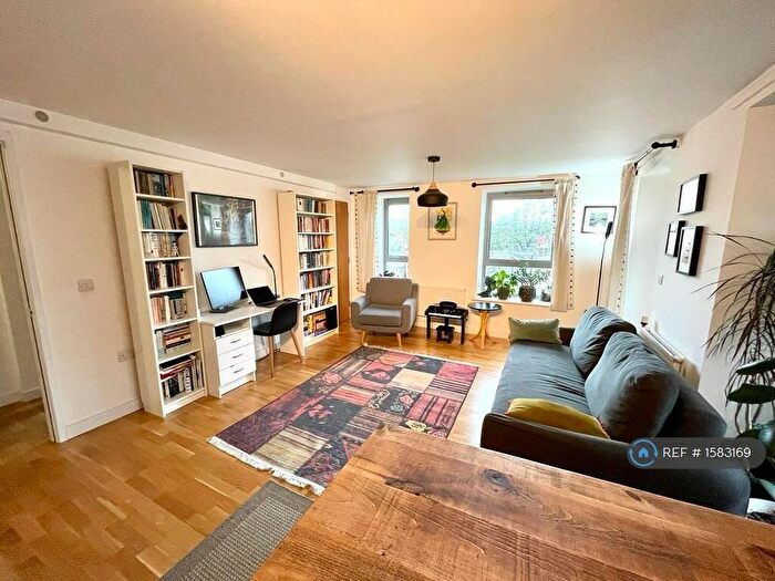 2 Bedroom Flat To Rent In Lyme Grove, London, E9