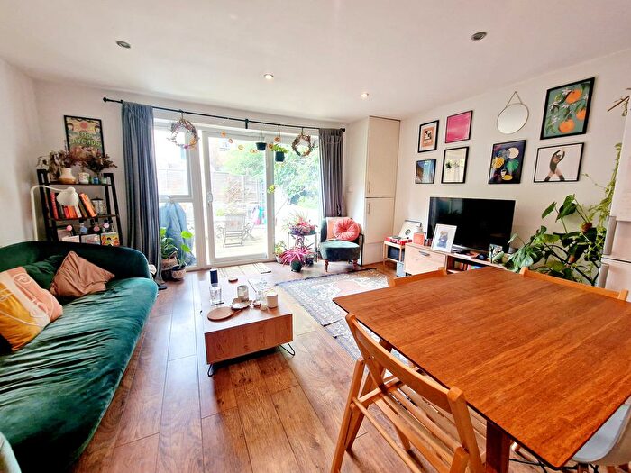 3 Bedroom Flat To Rent In Median Road, Clapton, E5