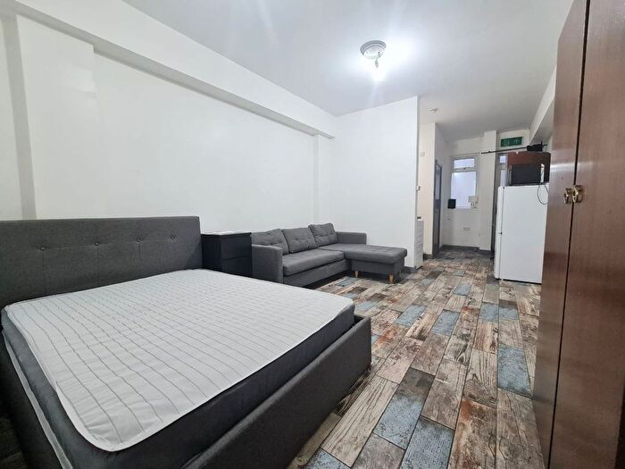 Studio To Rent In Hornsey Road, London, N19