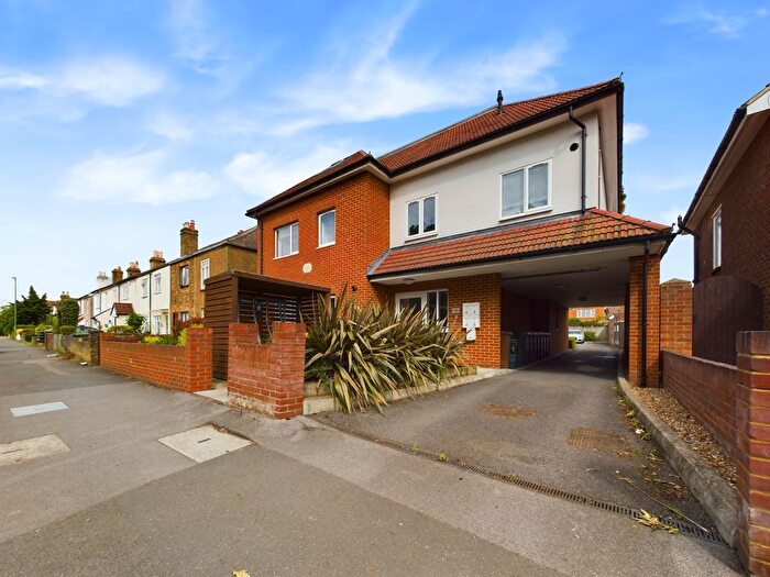 2 Bedroom Flat For Sale In Woodthorpe Road, Ashford, Surrey, TW15