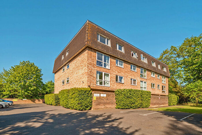 1 Bedroom Flat For Sale In Fairlawns, Addlestone Park, Addlestone, KT15