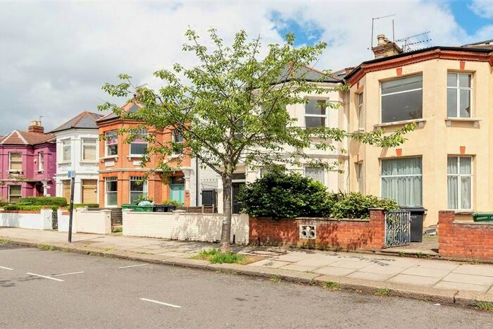 3 Bedroom Flat To Rent In Fordwych Road, London, NW2