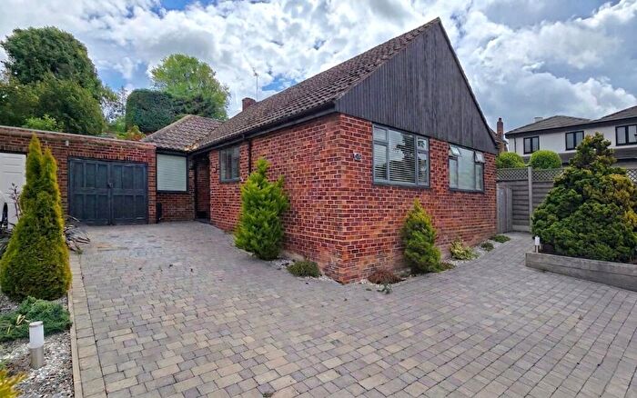 3 Bedroom Bungalow For Sale In Green Farm Close, Orpington, BR6