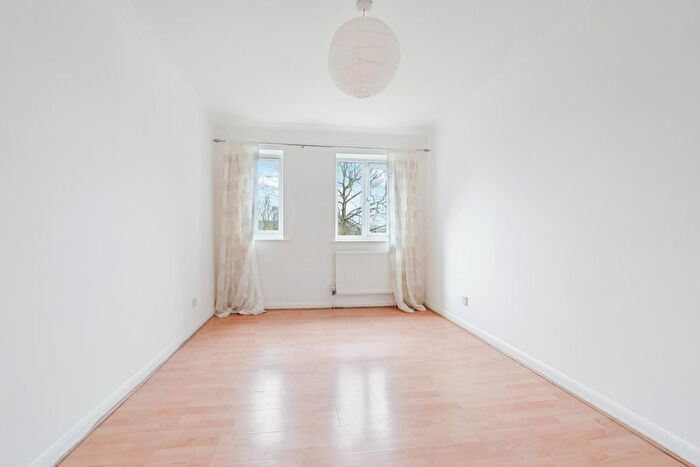 3 Bedroom Property To Rent In Camelot Close, London, SE28