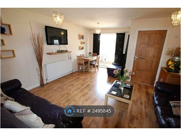 2 Bedroom Flat To Rent In Mulberry Crescent, West Drayton, UB7