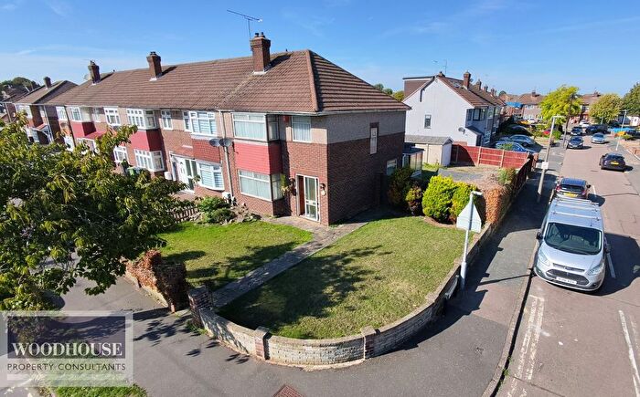 3 Bedroom Terraced House To Rent In Roundmoor Drive, Cheshunt, EN8