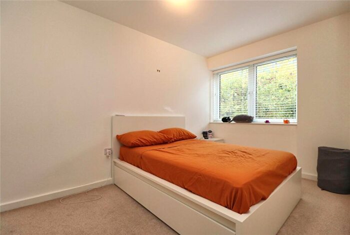 1 Bedroom Flat For Sale In Chertsey Road, Woking, Surrey, GU21