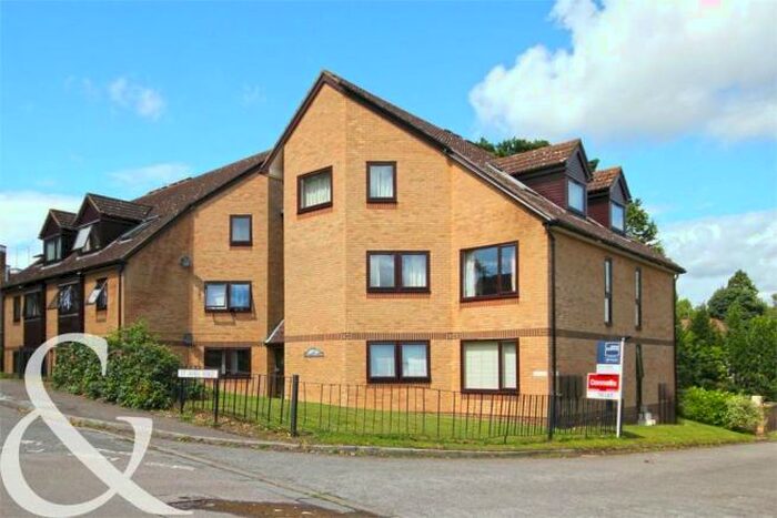 2 Bedroom Apartment To Rent In St James Court, Harpenden, AL5