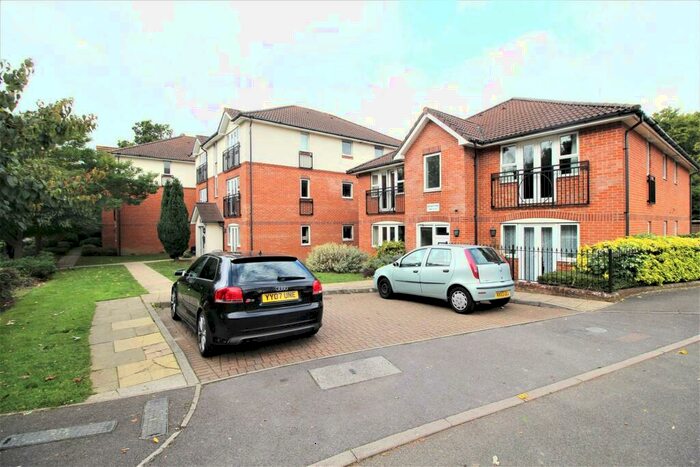 2 Bedroom Apartment To Rent In Three Bridges Road, Three Bridges, RH10