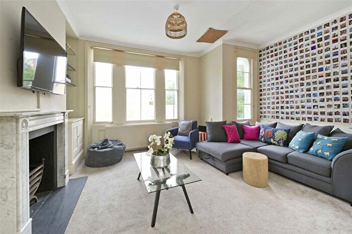 3 Bedroom Flat To Rent In Moore Park Road, London, SW6
