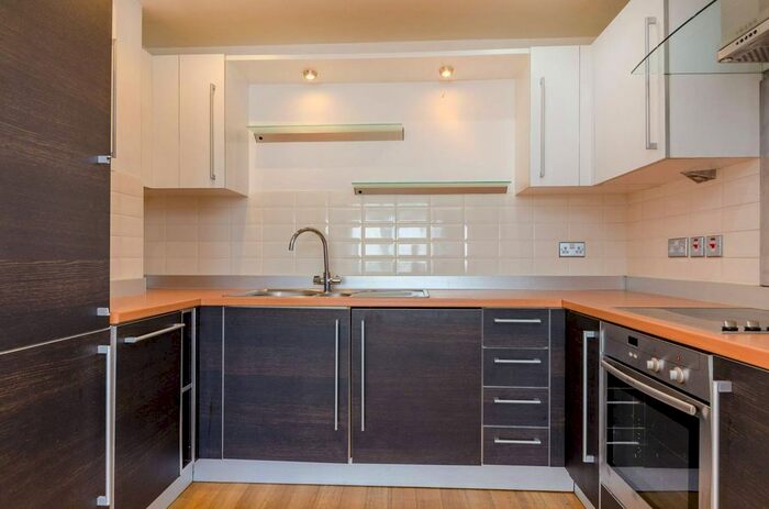 2 Bedroom Flat To Rent In Walnut Tree Close, Guildford, GU1