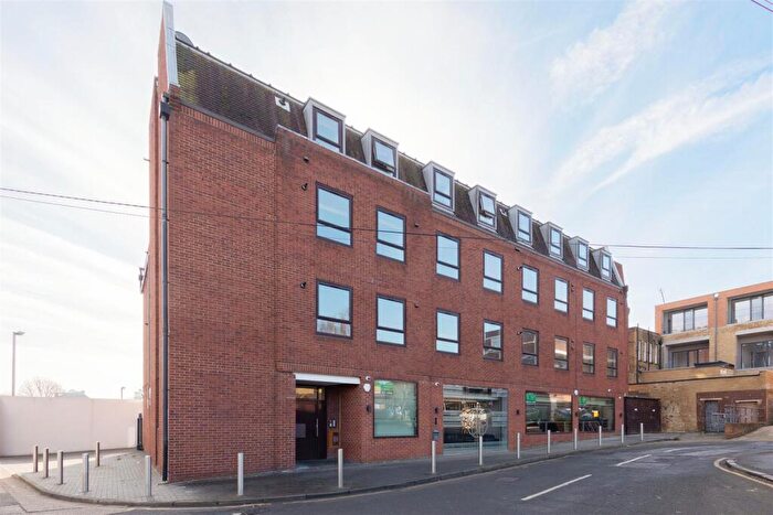 2 Bedroom Apartment For Sale In Eastwood Close, South Woodford, E18