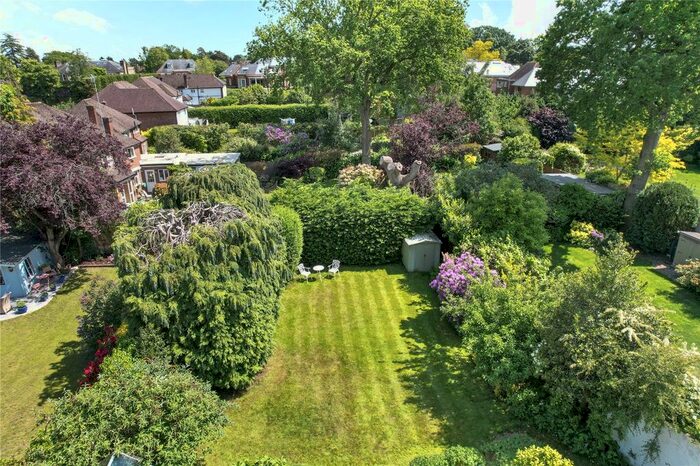 4 Bedroom Detached House For Sale In Oatlands Drive, Weybridge, KT13
