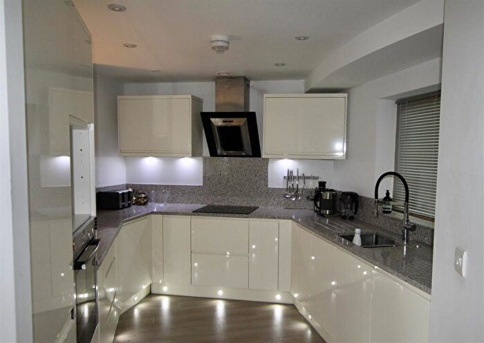 2 Bedroom Flat For Sale In Castle Boulevard, Nottingham, Nottinghamshire, NG7