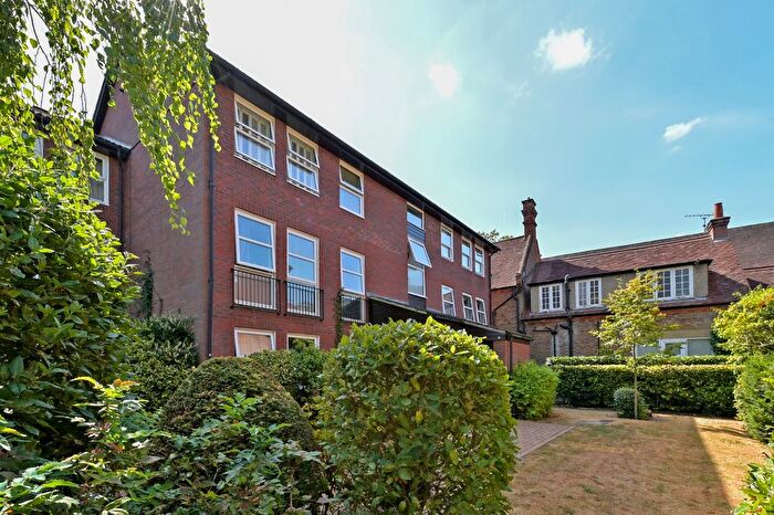 2 Bedroom Flat To Rent In Fountain Gardens, Windsor, Berkshire, SL4