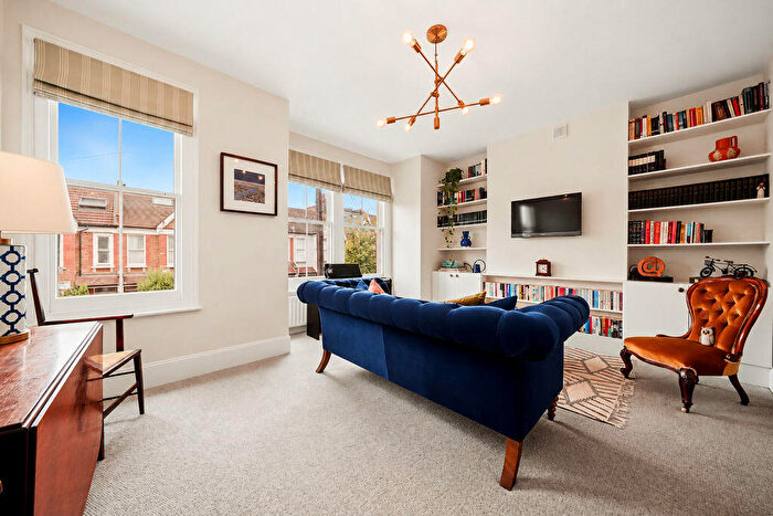 2 Bedroom Flat For Sale In Honeybrook Road, London, SW12