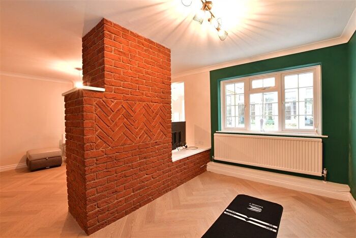 4 Bedroom Detached House For Sale In Trinder Way, Wickford, Essex, SS12