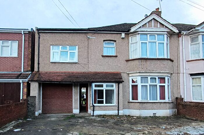 5 Bedroom Terraced House To Rent In Wards Road, Ilford, IG2