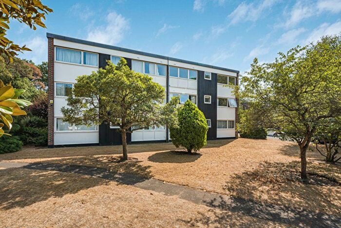 3 Bedroom Flat For Sale In Weybridge, Surrey, KT13