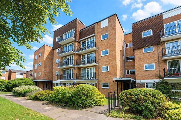2 Bedroom Flat For Sale In Staines Square, Dunstable, Bedfordshire, LU6