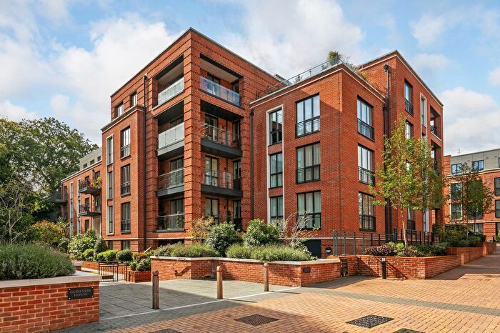 2 Bedroom Flat For Sale In Fellowes Rise, Winchester, SO22
