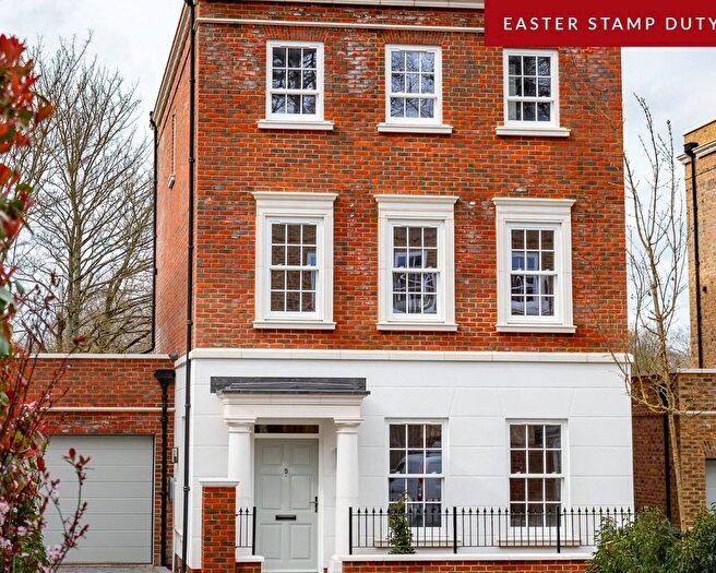 4 Bedroom Link Detached House For Sale In Brunswick Gardens, Chilbolton Avenue, Winchester, Hampshire, SO22