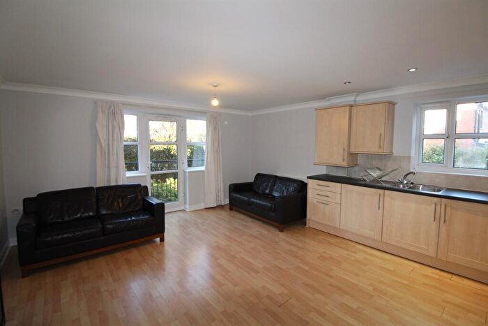 2 Bedroom Apartment To Rent In Abbey Court, Headingley, LS5
