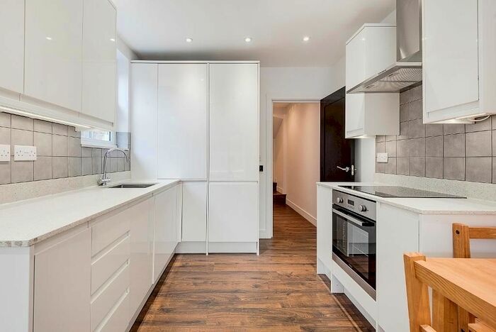 2 Bedroom Flat To Rent In Trafalgar Street, Elephant And Castle, London, SE17