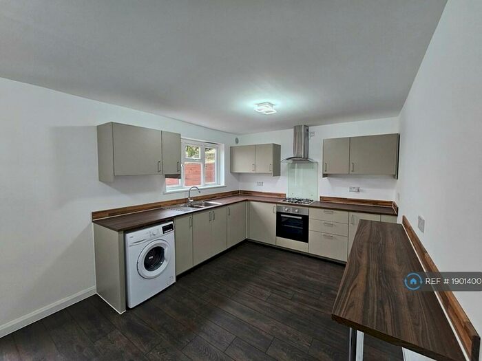 4 Bedroom Semi-Detached House To Rent In Shepherds Way, South Croydon, CR2