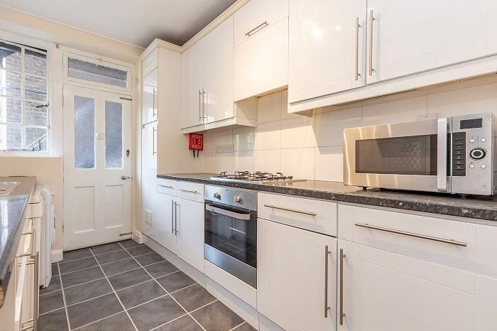 3 Bedroom Flat To Rent In Richmond Hill, Richmond, TW10