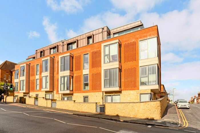 2 Bedroom Flat To Rent In Denzil Road, Guildford, GU2