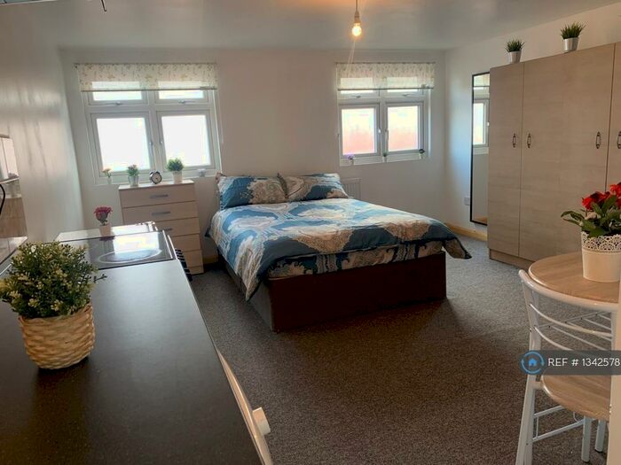 Studio To Rent In Norfolk Avenue, London, N13