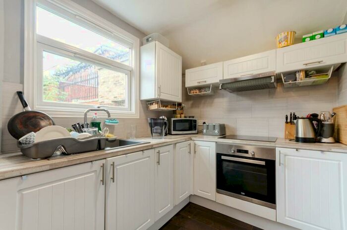 1 Bedroom Maisonette To Rent In Waverley Way, Carshalton Beeches, Carshalton, SM5