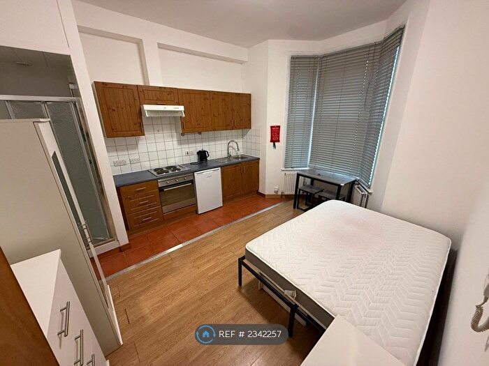 Studio To Rent In Crayford Road, London, N7
