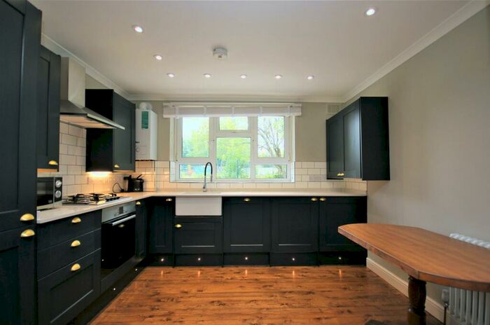 3 Bedroom Apartment To Rent In Queen's Drive, N4