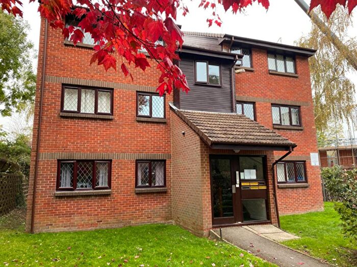 2 Bedroom Flat For Sale In Drum Mead, Petersfield, Hants, GU32