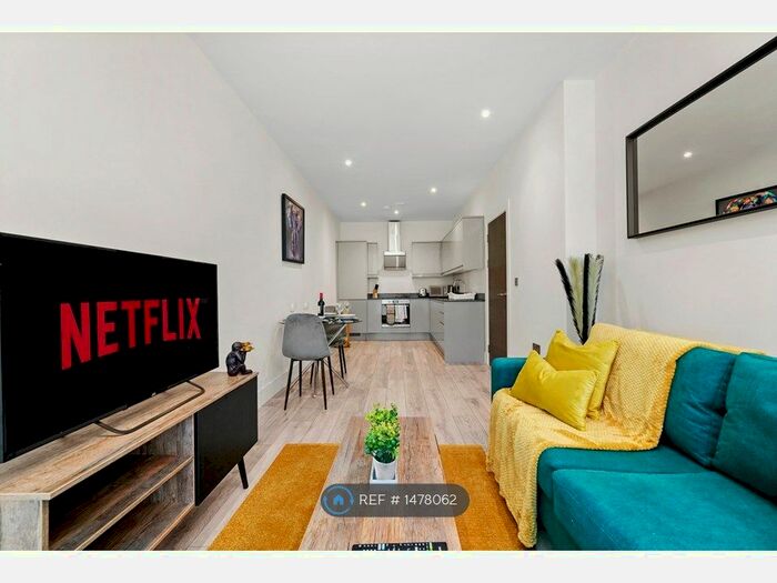 1 Bedroom Flat To Rent In Phoenix House, Berkshire, SL1