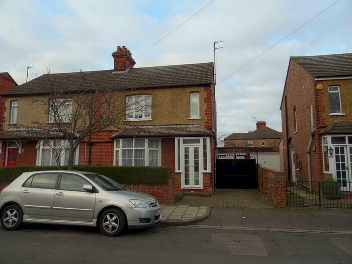 4 Bedroom Semi-Detached House To Rent In Winifred Road, Bedford, MK41