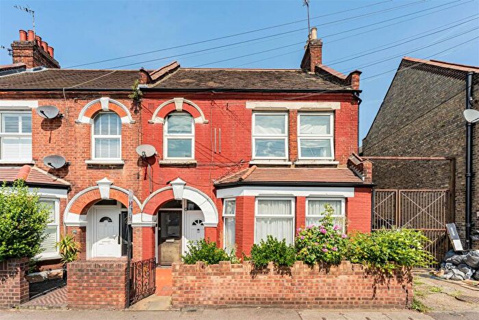 3 Bedroom Maisonette For Sale In Hainault Road, Leytonstone, London, E11