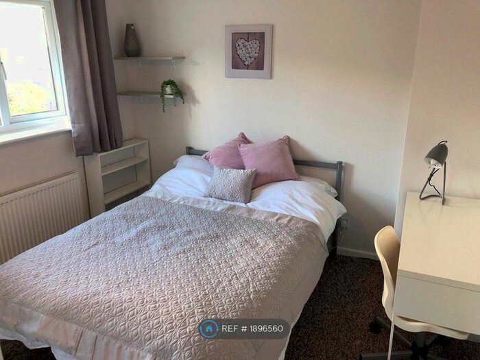 4 Bedroom Semi-Detached House To Rent In Baigent Close, Winchester, SO23